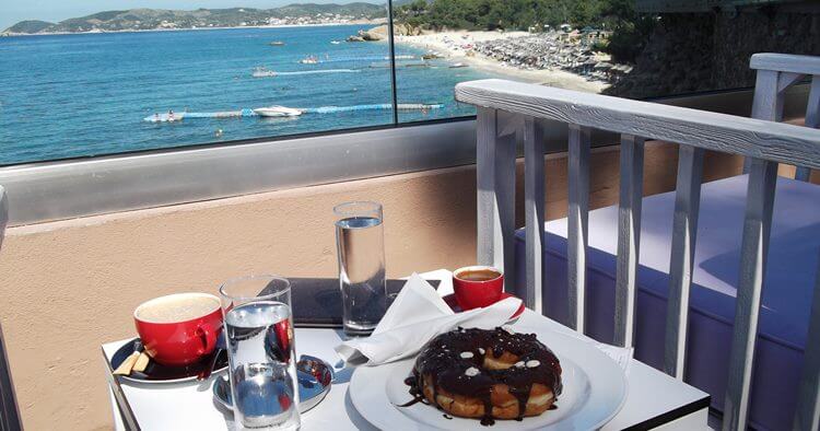 Alexandra Beach hotel pogled sa terase i krofne