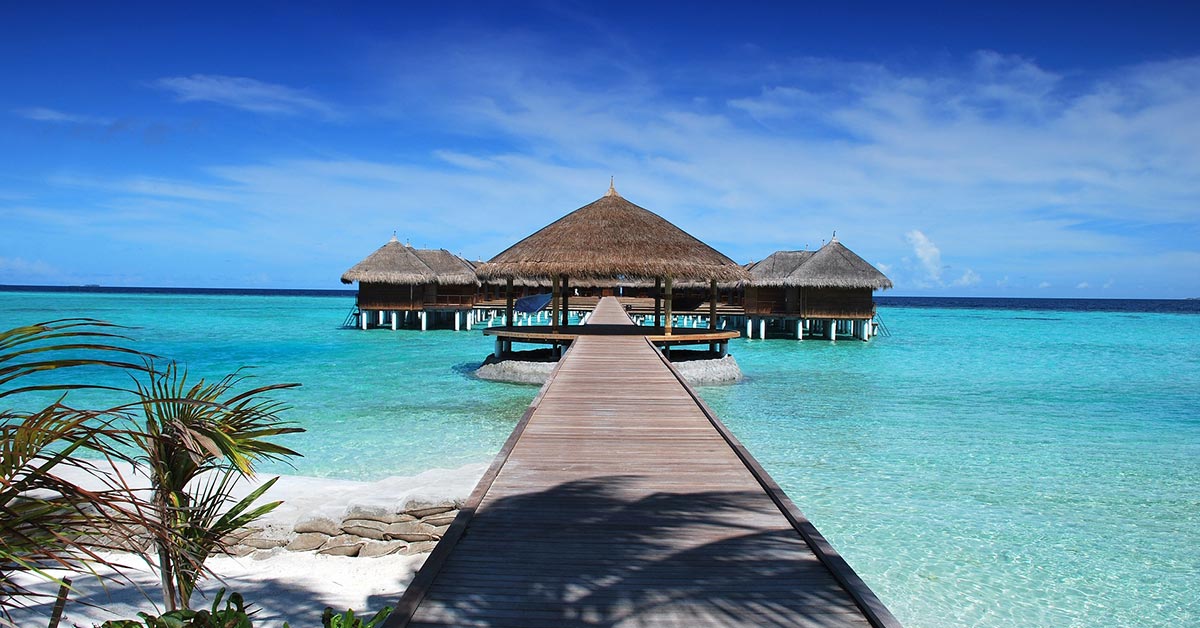 Maldivi bungalovi i tirkizno plavo more