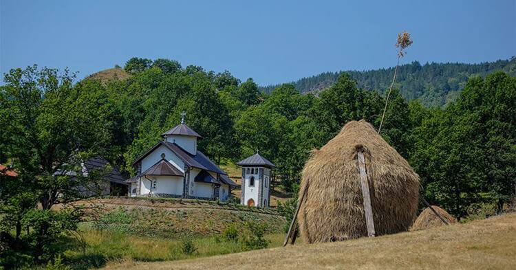 Manastir Dubrava padine i zelenilo